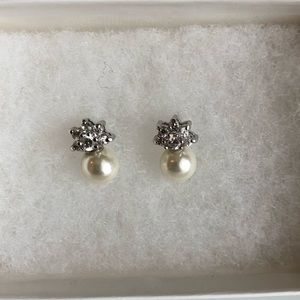 💗Faux pearl and rhinestone earrings. Classic